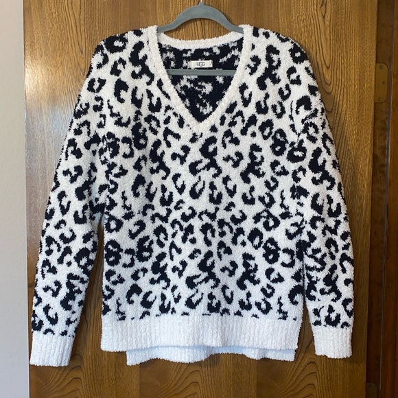 UGG Cecilia Snow Leopard V-Neck Cheetah Print Super Soft Sweater size M - Picture 2 of 10